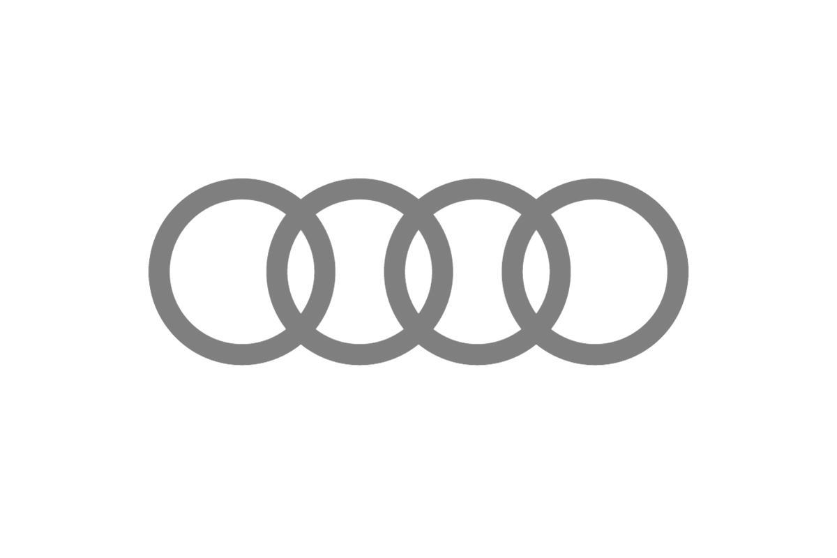 schwarzes Audi Logo auf weißem Hintergrund